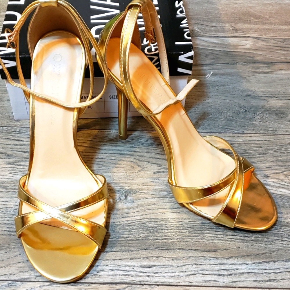 Gold heels👠